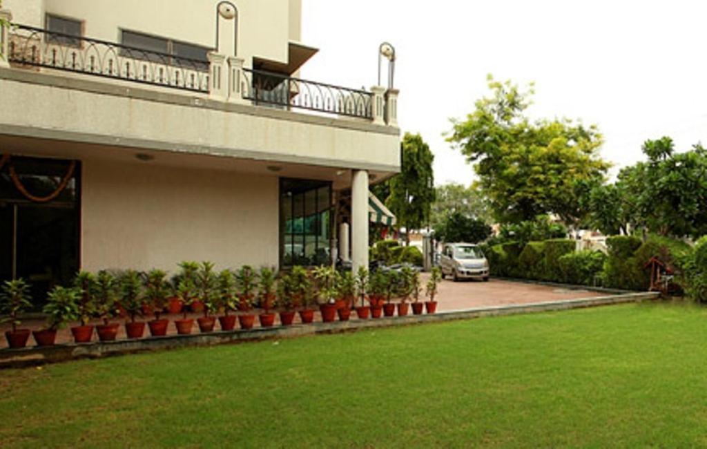 Brijwasi Royal Hotel Mathura Exterior photo